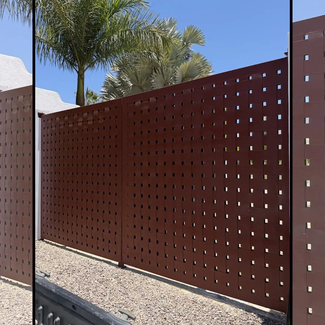 Portón Residencial Abatible de Metal con Diseño Moderno 1