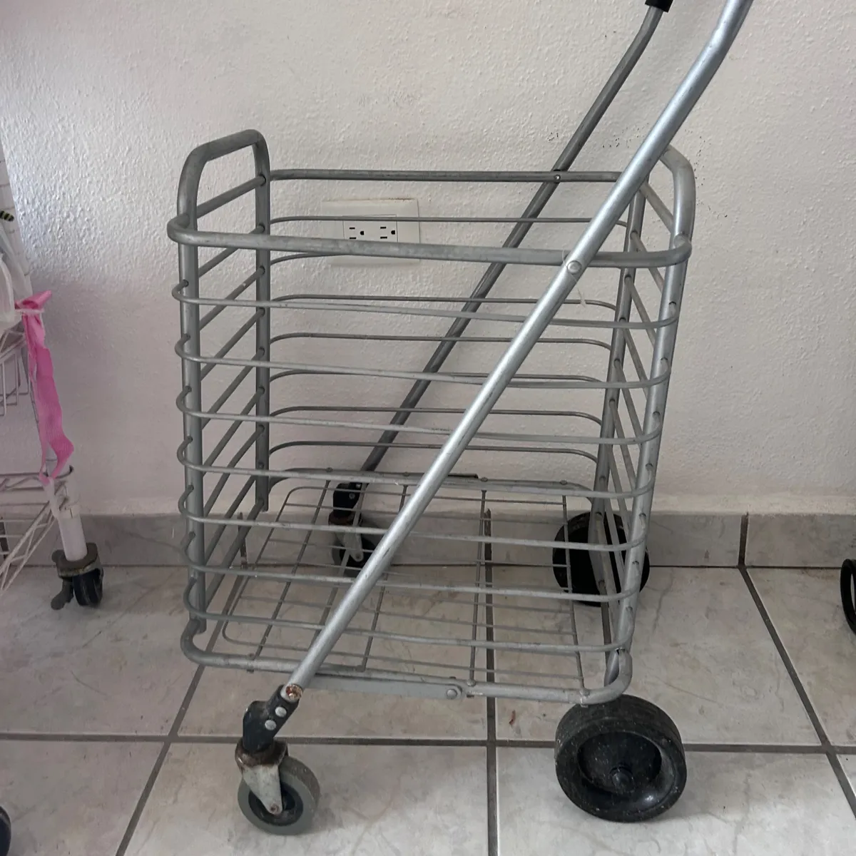 Carrito de Compras Plegable de Metal Usado 2