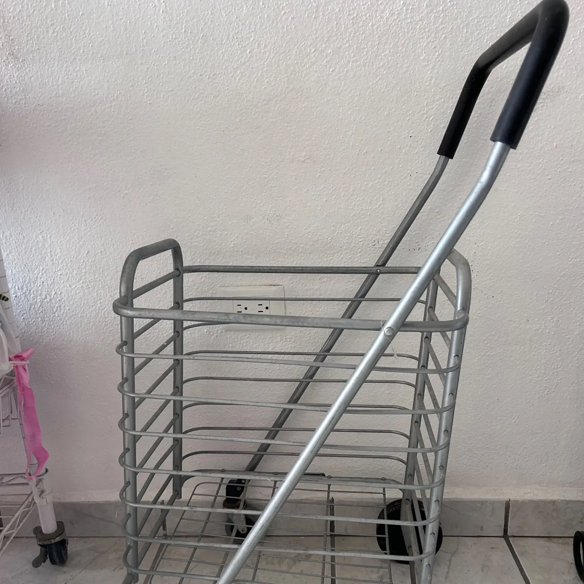 Carrito de Compras Plegable de Metal Usado 1