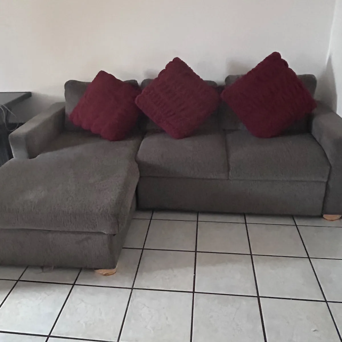 Sofá Seccional Gris con Chaise y Cama Extraíble 2