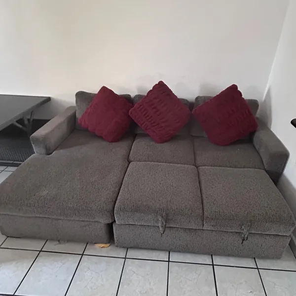 Sofá Seccional Gris con Chaise y Cama Extraíble